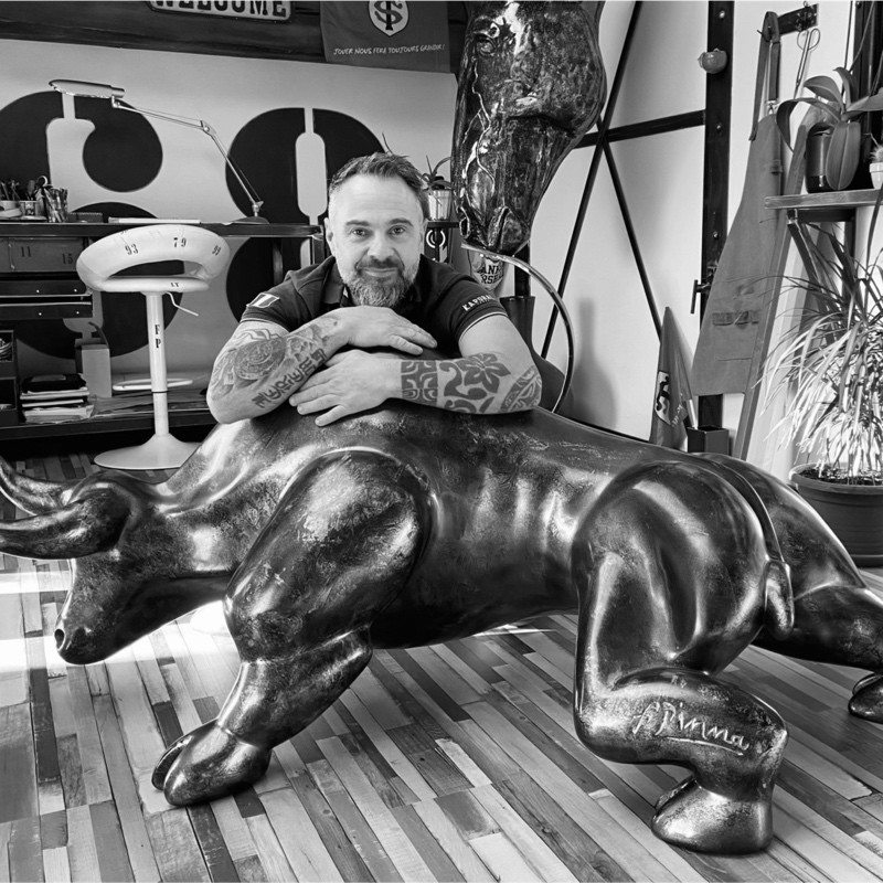 Big Bull — sculpture de taureau en composite avec cornes en fer et socle en métal brut
