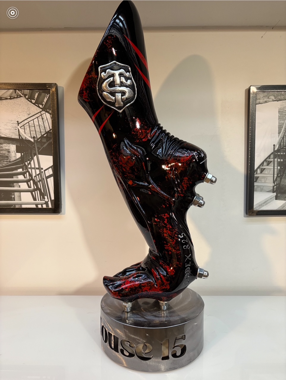 Rugby dans la peau — sculpture hommage aux rugbymen, crampons incrustés dans le composite
